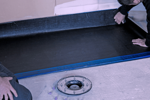 Posa di una barriera contro l'umidità tra l'isolamento del pavimento e il massetto