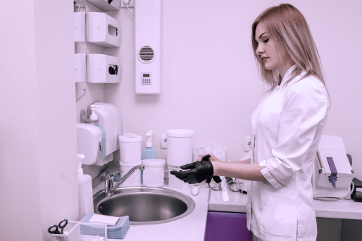 Laboratorio odontotecnico Un'assistente medica al lavoro davanti a un lavandino.