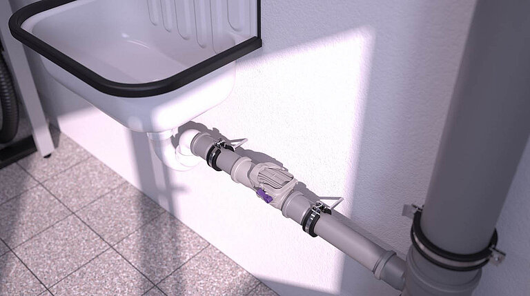 Valvola antiriflusso Staufix DN 50 installata in un canale di scarico non interrato Valvola antiriflusso Staufix DN 50 installata in un canale di scarico non interrato