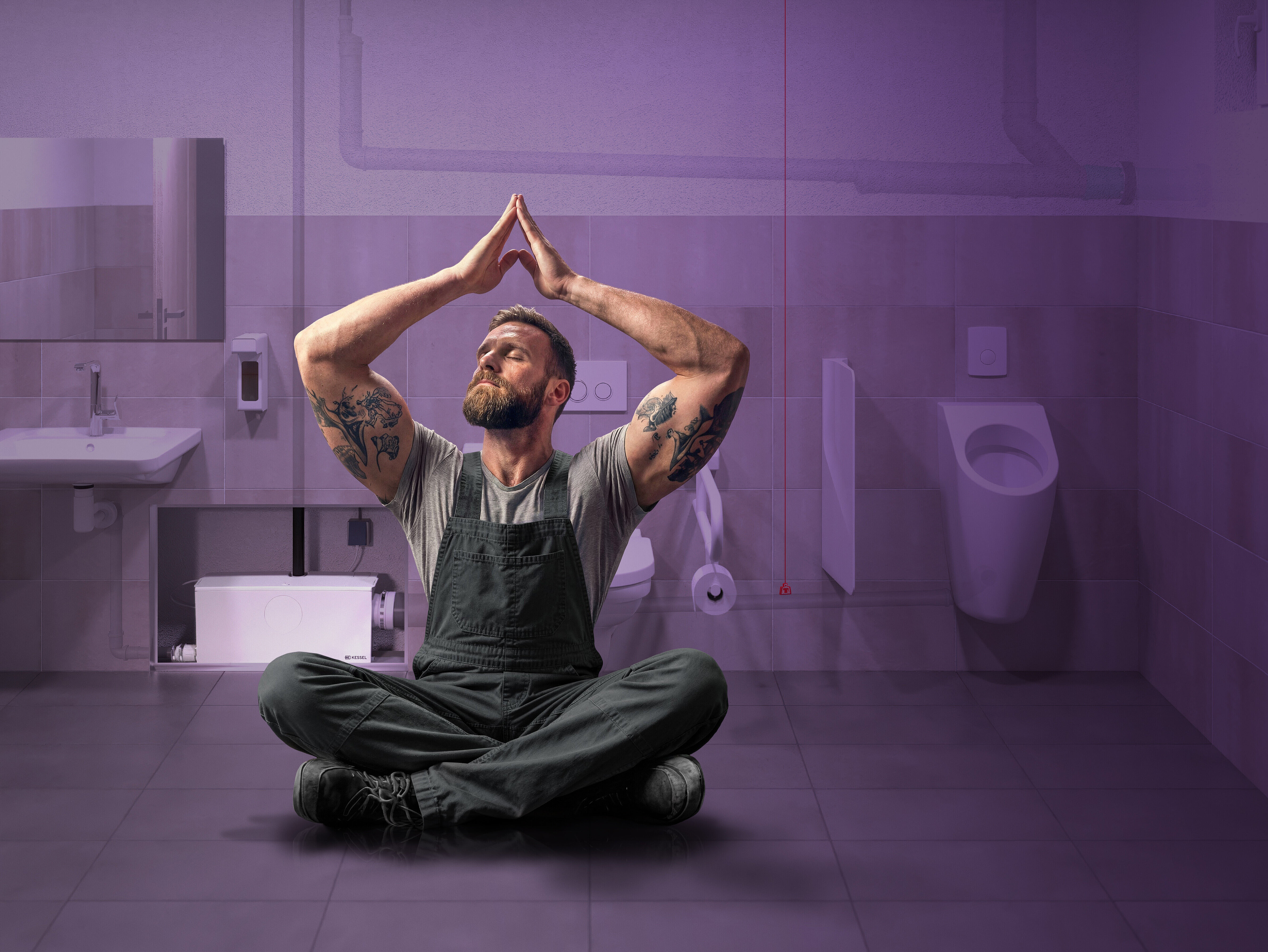 Senza preoccupazioni grazie alla doppia sicurezza Un artigiano rilassato in un bagno pubblico, con un sistema a doppia scarico sullo sfondo.