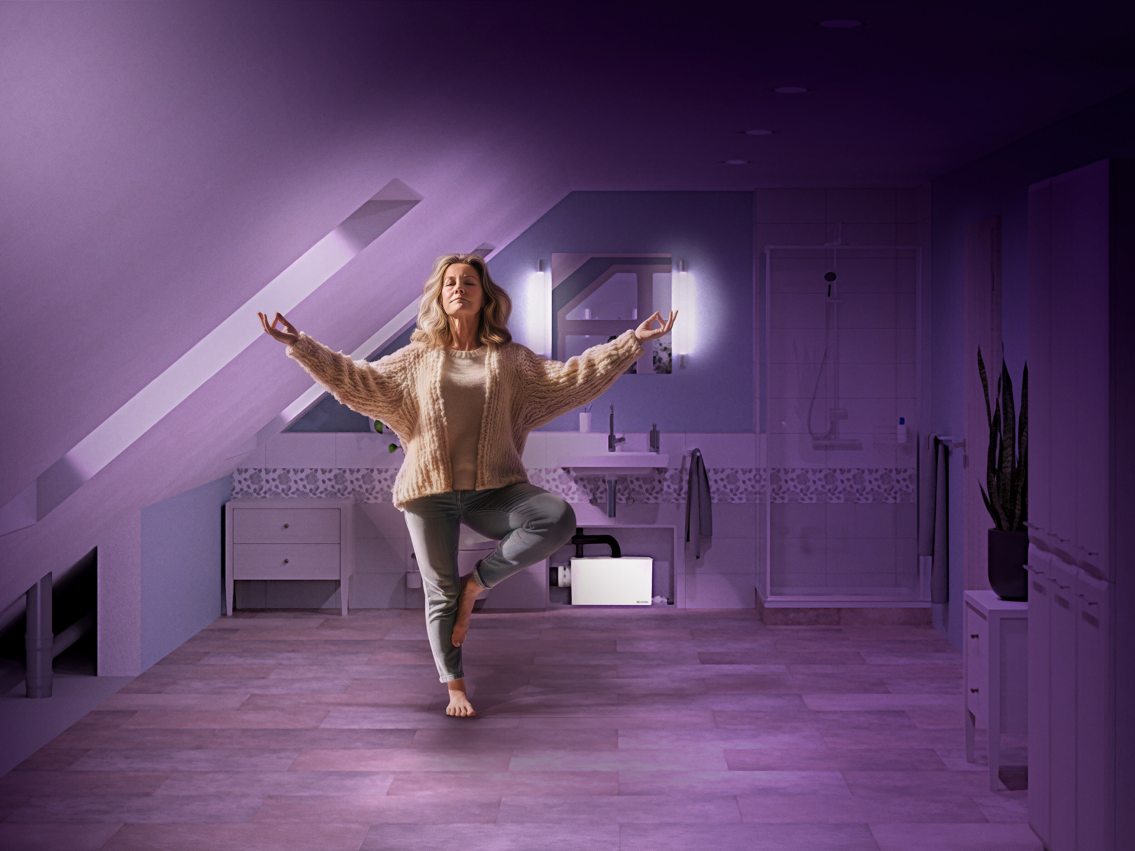 È così piccola che trova posto sotto qualsiasi lavandino Una donna fa yoga in bagno; sullo sfondo è installata una Piccola stazione di sollevamento, che occupa poco spazio e passa inosservato.