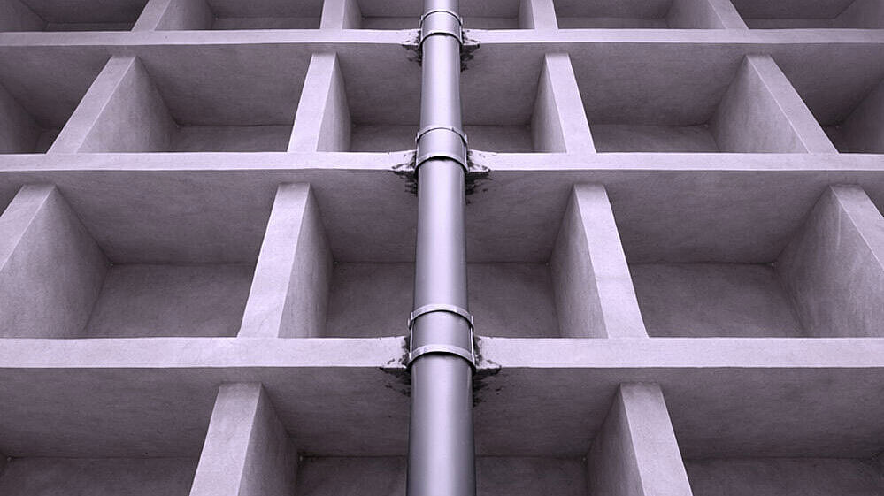 Rappresentazione della apertura nel soffitto Rappresentazione schematica di un tubo che attraversa diversi solai verso l'alto.