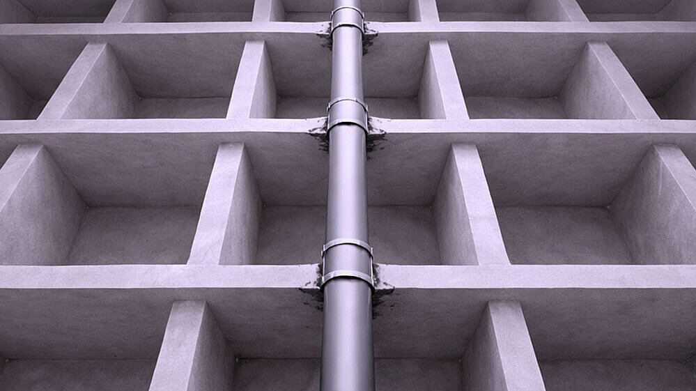 Rappresentazione della apertura nel soffitto Rappresentazione schematica di un tubo che attraversa diversi solai verso l'alto.