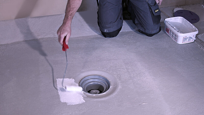 Montaggio della flangia adesiva su uno scarico a pavimento
